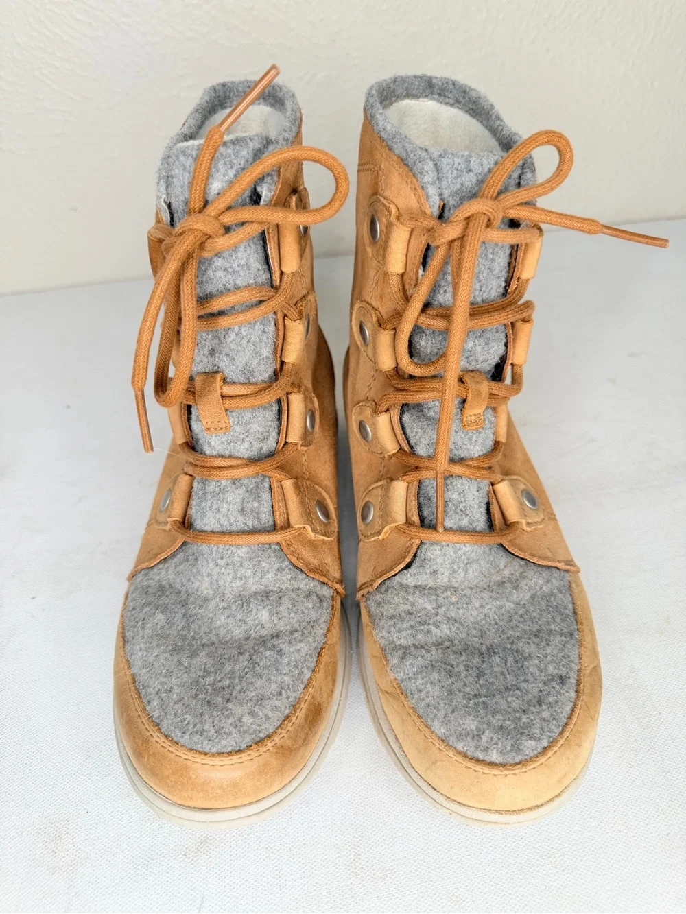 Sorel Joan tan leather gray felt ankle boot